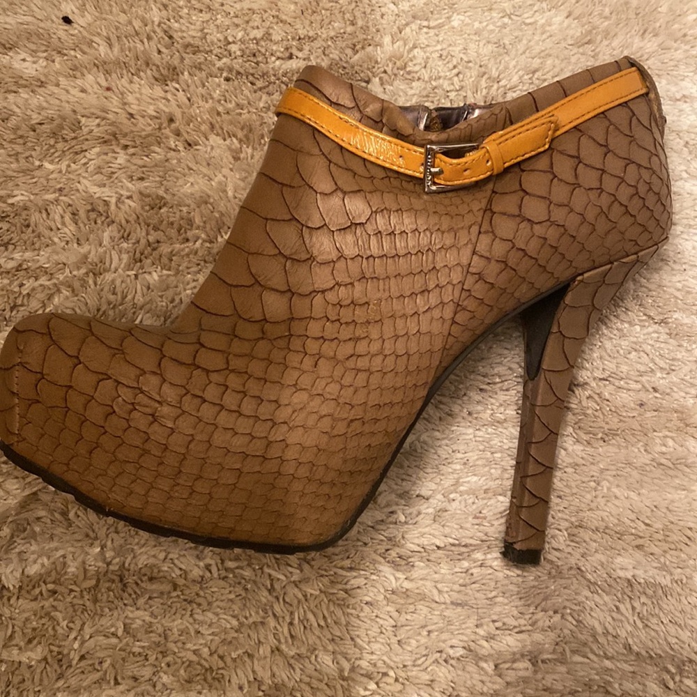 Selling my Guess, size 8 shoes. Tan w a yellow belt
